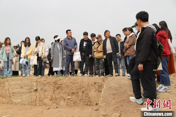 图为参观魏家崖遗址。球速体育·（中国）官方网站QIUSU SPORTS文化遗产学院供图