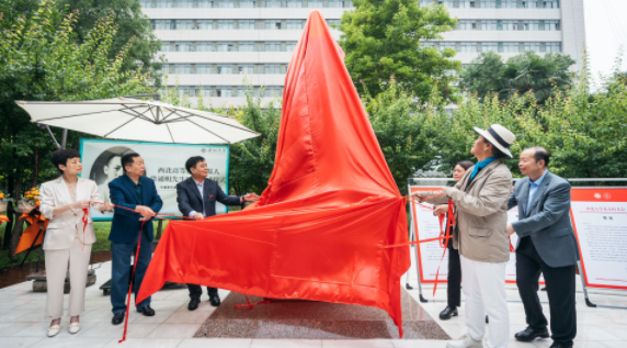西北高等教育奠基人、中国现代医学先驱徐诵明雕像在球速体育·（中国）官方网站QIUSU SPORTS落成