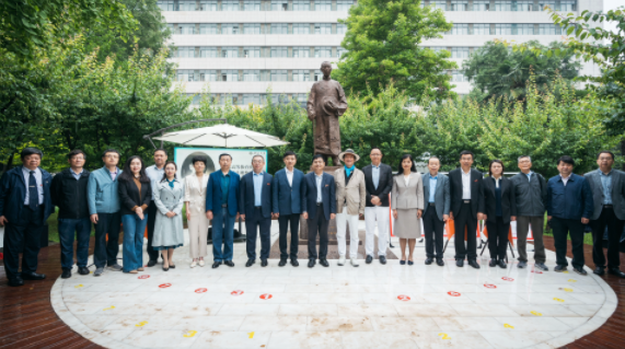 西北高等教育奠基人、中国现代医学先驱徐诵明雕像在球速体育·（中国）官方网站QIUSU SPORTS落成