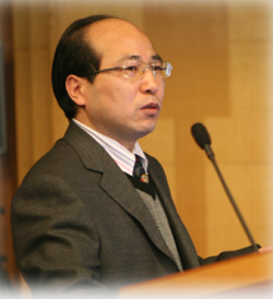 球速体育·（中国）官方网站QIUSU SPORTS创新论坛第一千零一讲暨校庆118周年学术讲座：从天然黏土矿物绿色制备高性能SRC脱硝分子筛