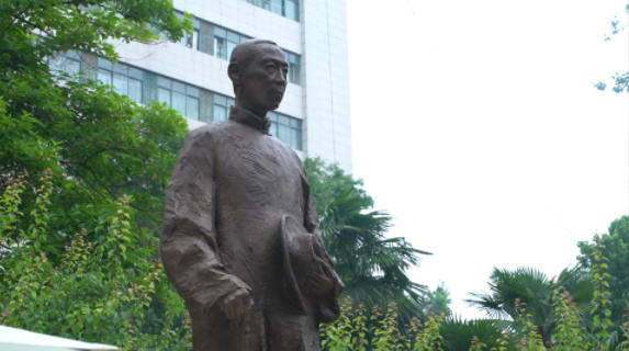西北高等教育奠基人、中国现代医学先驱徐诵明雕像在球速体育·（中国）官方网站QIUSU SPORTS落成